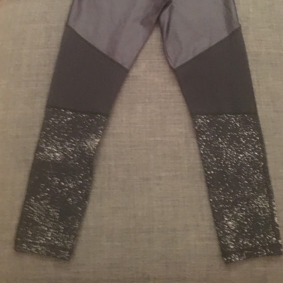 Zyia Black Reflective Metallic Light N Flight Tight 7/8 Leggings. Size 8-10. - Picture 15 of 17